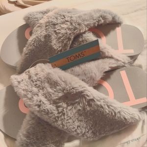 Sz 9 mid grey faux fur slippers